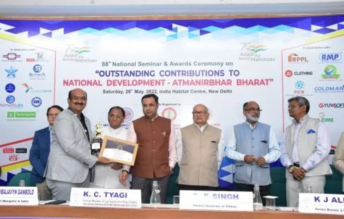 Dattatreya Lakshmi Narasimha receiving an award at the 88th National Seminar and Awards Ceremony on Outstanding Contributions to National Development — Atmanirbhar Bharat, India Habitat Centre, New Delhi, 28 May 2022.